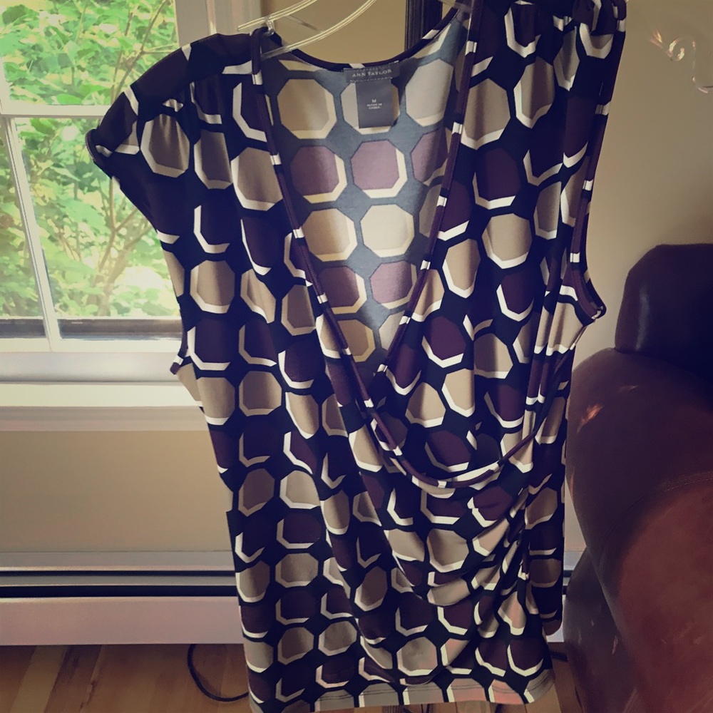 Sleeveless belted top.